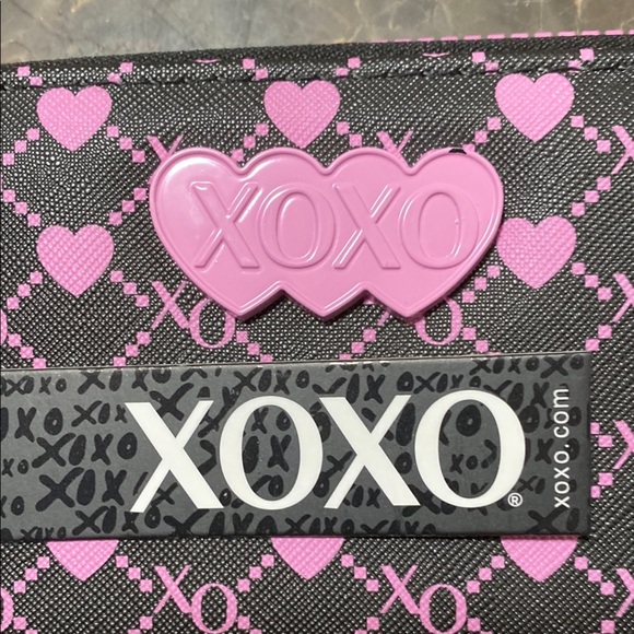NWT XOXO Black and Pink Women's wristlet - Picture 2 of 2
